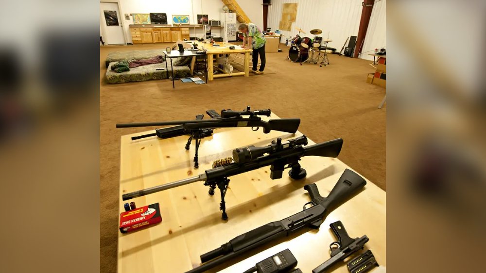 জনবিবর্জিত শহরে থাকেন। ভয়ও পান। তাই আত্মরক্ষারও ভরপুর ব্যবস্থা আছে ইভোর ম্যান কেভে। রয়েছে আধুনিক অস্ত্র-শস্ত্র। রাইফেল এমনকি পিস্তলও। 