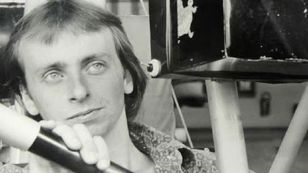 প্রতিভাবান ইভো হঠাৎ জম্বি ভাইরাসের কথা ভাবলেন কেন? কেনই বা তিনি দিন রাত পালিয়ে যাওয়ার ফন্দি আঁটেন? তা জানতে আরও একটু পিছিয়ে যেতে হবে।