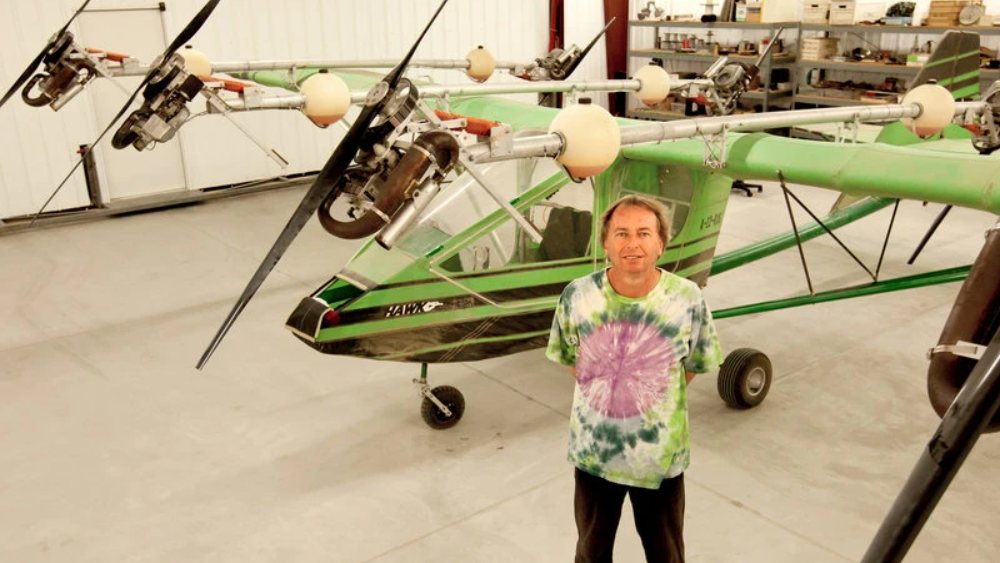 এখন আমেরিকায় থাকলেও আদতে ইভো চেকস্লোভাকিয়ার মানুষ। সে দেশে যখন রাজনৈতিক অভ্যূত্থান পুরোদমে চলছে, তখন সেখান থেকে পালিয়ে এসেছিলেন তিনি। পালানোর জন্য প্লেন বানিয়েছিলেন নিজে হাতে। ভাঙাচোরা, ফেলে দেওয়া জিনিস দিয়ে তৈরি ওই প্লেন উড়িয়ে চেকস্লোভাকিয়া থেকে সোজা আমেরিকায় এসে পৌঁছন ইভো। পরিবারকে জানিয়ে আসেননি। পরিবারের কাছে আর ফিরেও জাননি।