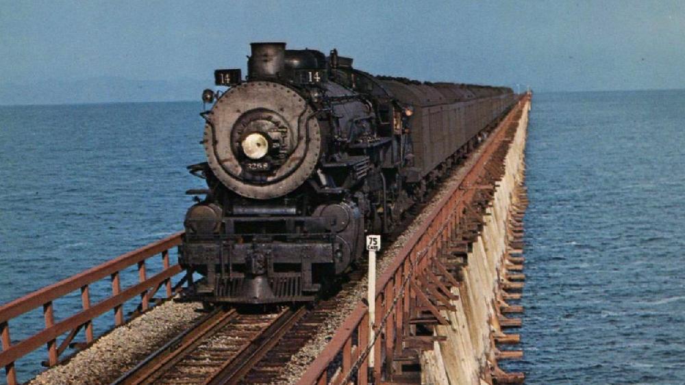 একসময় একটি রেলরোডকে কেন্দ্র করে গড়ে ওঠা শ্রমিকদের বস্তি লুসিন তখন পরিত্যক্ত শহর। সেখানে এসে একা থাকতে থাকতে আরও নানারকম ধারণা জমতে থাকে ইভোর মনে। ইভো ভাবেন এককালে রেলরোড ঘিরে গড়ে ওঠা জমজমাট জনবসতি যদি কয়েক বছরে এমন পরিত্যক্ত হতে পারে, তবে পৃথিবীর যে কোনও শহরেরই এই পরিণতি হতে পারে।