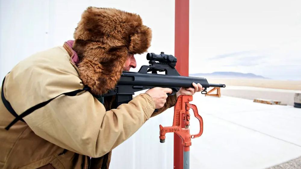 গত বছর করোনা অতিমারি পরিস্থিতি এই ধারণা আরও দৃঢ় করে ইভোর। করোনার থেকেও সাঙ্ঘাতিক এক জম্বি ভাইরাসের কল্পনা করে তার থেকে পালানোর প্রস্তুতি শুরু করেন ইভো। লুসিনে আসা অবধি ছোটখাটো নানা রকম প্রকল্পের কথা ভেবেছেন। তার কিছু কিছু বাস্তবায়িতও করেছেন। বিদ্যুতের ব্যাপারে স্বনির্ভর হওয়া তার মধ্যে অন্যতম। অতিমারির পর থেকে আপাতত পালিয়ে যাওয়ার প্লেন বানানোই তাঁর ভাবনার মূলে।