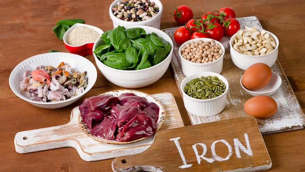 রোজকার ডায়েটে এমন খাবার রাখতে হবে যা থেকে শরীরে পর্যাপ্ত পরিমাণে আয়রন পায়।