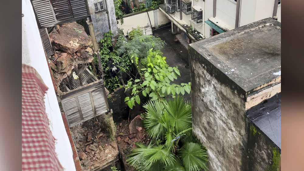 শনিবার দুপুরে দেশপ্রিয় পার্কের কাছে এই তিনতলা বাড়িটির একাংশ হুড়মুড়িয়ে ভেঙে পড়ে।