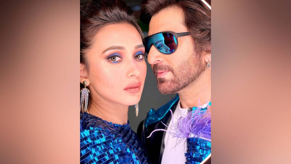 বাজি: জিৎ এবং মিমি চক্রবর্তী যখন এই ছবির জন্য বিদেশে শ্যুট করছেন, তখনই আচমকা করোনা ভাইরাসের আতঙ্কে তটস্থ দেশ। অর্ধেক কাজ করেই ভারতে ফিরে এসেছিলেন তাঁরা। কয়েক মাস অপেক্ষা করে আবার গত বছর পুজোর সময়ে বিদেশে গিয়ে বাকি শ্যুট করেছিলেন। এক বছর পর অবশেষে মুক্তি পাবে ‘বাজি’। দিন কয়েক আগেই ছবির ট্রেলার মুক্তি পেয়েছে। বাকি দুটি ছবির সঙ্গে একই দিনে অর্থাৎ ১০ অক্টোবর বড় পর্দায় দেখা যাবে এই ছবি। সুতরাং বলাই যায় টলিউডের প্রথম সারির দুই অভিনেতার প্রতিযোগিতার সাক্ষী থাকবে বক্স অফিস। 