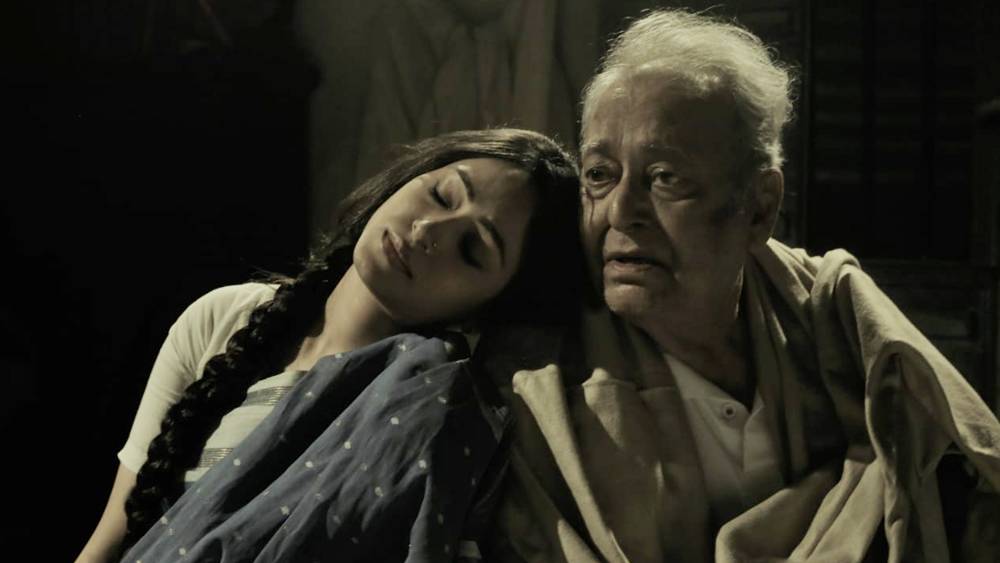 তখন কুয়াশা ছিল: এই ছবিতে মুখ্য চরিত্রে দেখে যাবে স্বর্গীয় সৌমিত্র চট্টোপাধ্যায়কে। এ ছাড়াও গুরুত্বপূর্ণ ভূমিকায় অভিনয় করেছেন শাশ্বত চট্টোপাধ্যায়, বাসবদত্তা চট্টোপাধ্যায়। গত বছর ফেব্রুয়ারি মাসে আনন্দবাজার অনলাইন শৈবাল মিত্র পরিচালিত এই ছবির ট্রেলার প্রকাশ্যে আনে। এ বার পুজোয় বড় পর্দাতে মুক্তি পাবে  এই ছবি। 