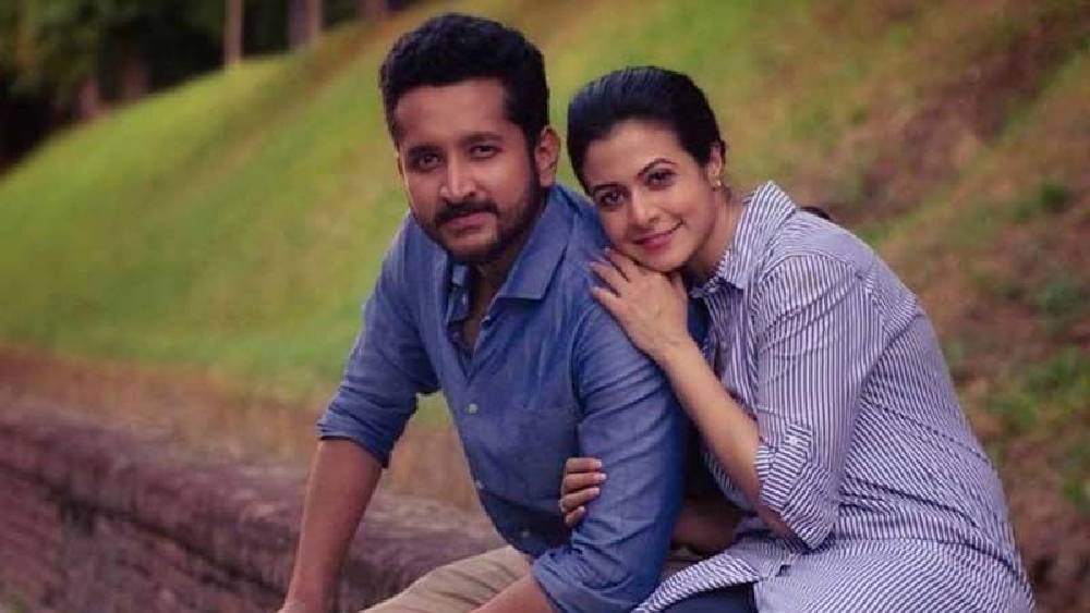 বনি: সায়েন্স ফিকশন ঘরানার এই ছবির পরিচালনার দায়িত্বে রয়েছেন পরমব্রত চট্টোপাধ্যায়। আবার পর্দার সামনেও থাকছেন তিনি। পরমব্রতর সঙ্গেই এই ছবিতে অভিনয় করবেন কোয়েল মল্লিক এবং পরাণ বন্দ্যোপাধ্যায়। বিদেশে গিয়েও এই ছবির কিছু অংশ শ্যুট করা হয়েছে। পুজোয় প্রেক্ষাগৃহে আসতে পারে ‘বনি’। এ বিষয়ে যদিও প্রযোজনা সংস্থার তরফ থেকে এখনও কিছু বলা হয়নি। 