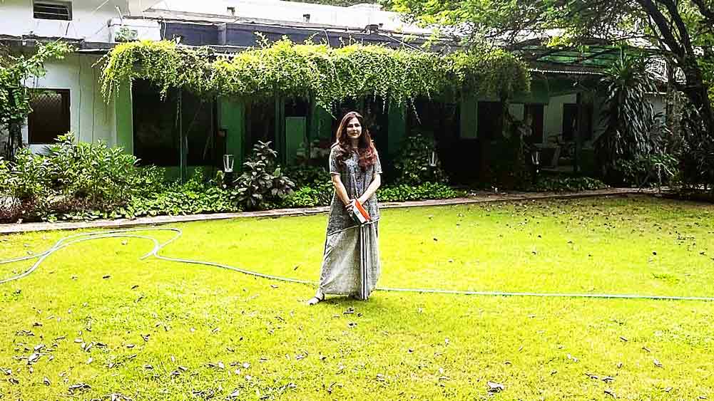 বিদায়ী: বাড়ির লনে মুমতাজ়