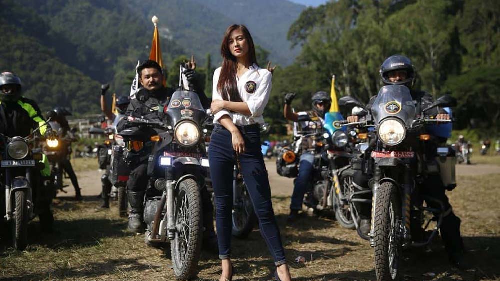 মাত্র ১৯ বছর বয়সে পুলিশের চাকরি পেয়ে গিয়েছিলেন তিনি। বন্দুকের নল যেমন ইক্সার ইশারায় চলে, তেমনই তিনি অত্যন্ত দক্ষ বাইকচালকও।