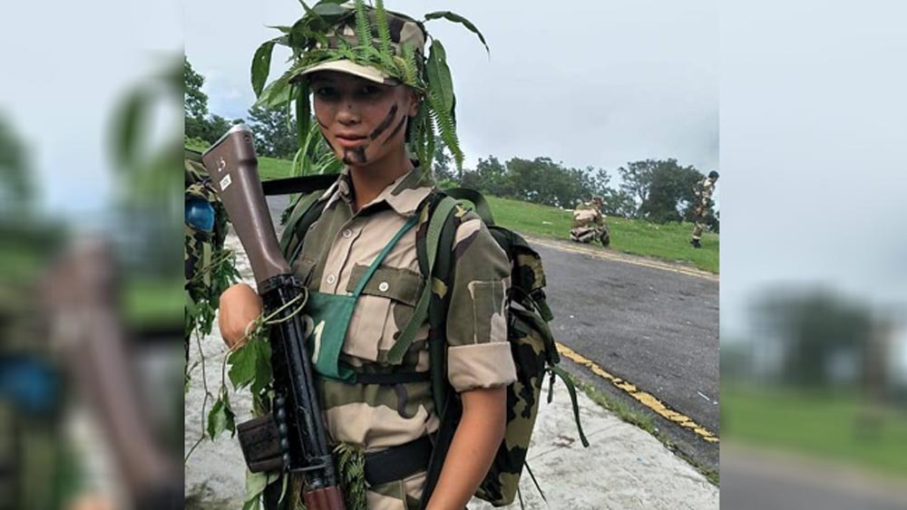 পুলিশের পোশাক পরলেই চোখ-মুখ দৃঢ় হয়ে যায় ইক্সার। আবার একই ভাবে মডেলিংয়ের সময় যেন লাবণ্যে ভরে ওঠে তাঁর মুখ। নিমেষে নিজের মধ্যে এই পরিবর্তন করে ফেলতে পারেন তিনি।