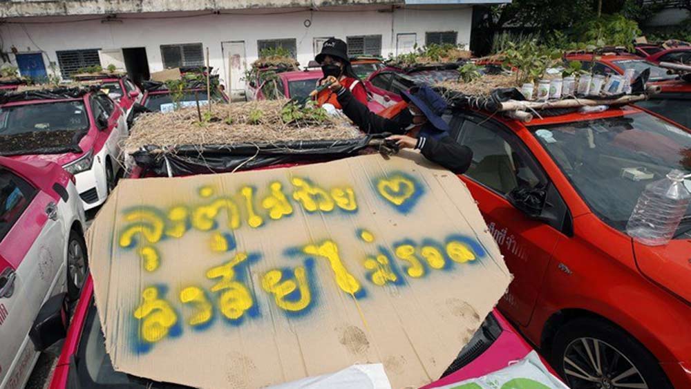 এমতাবস্থায় বেকার পড়ে থাকা ট্যাক্সিগুলিকে অভিনব উপায়ে কাজে লাগিয়ে কাজ হারানো চালকদের উপার্জনের রাস্তা বাতলে দিল একটি সংস্থা।