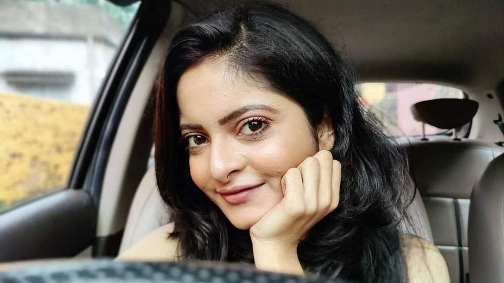 মহিলাদের গাড়ি চালানো নিয়ে মানুষের অবিশ্বাস দেখেই গাড়ি চালাতে শিখেছেন দিয়া।