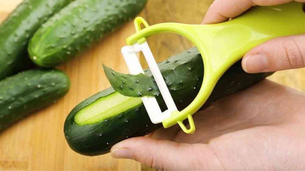 চোখের চারপাশে ভাল করে শসার খোসা বুলিয়ে নিন। উপকার পেতে সপ্তাহে বার তিনেক করুন।