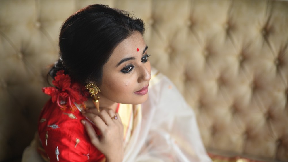 সময় মতো সেখানে হাজির হয়েছিলেন চিত্রগ্রাহক দেবর্ষি সরকার, রূপটান শিল্পী চয়ন রায়। স্বস্তিকার কেশসজ্জার দায়িত্বও ছিল চয়নের উপরে। 
