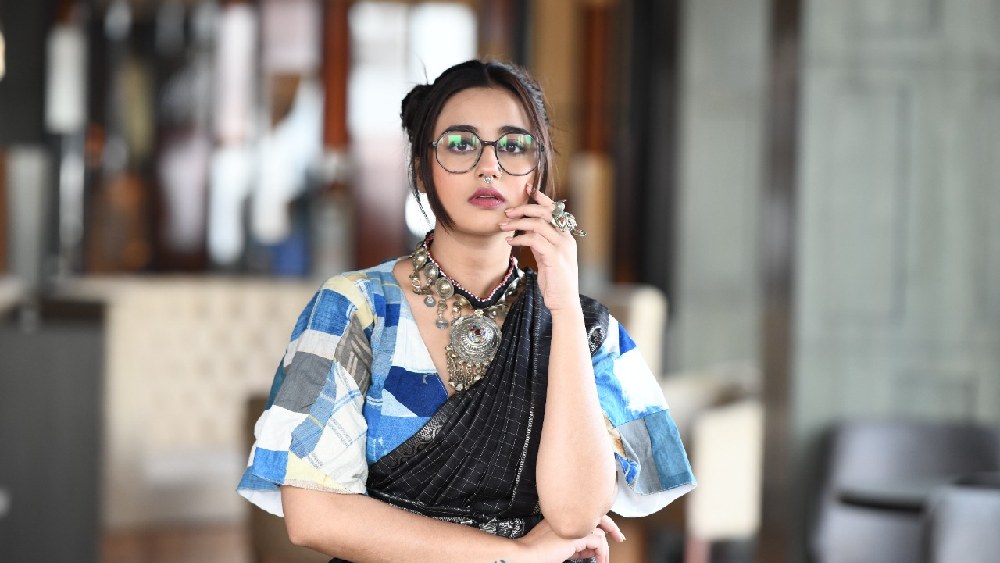 স্বস্তিকা যে শাড়িগুলি পরেছিলেন, তা বিশ্ব বাংলার পুজোর সম্ভার থেকে নেওয়া। তিন রকমের সাজে সাজানো হয়েছিল ‘কী করে বলব তোমায়’ ধারাবাহিকের ‘রাধিকা’-কে।