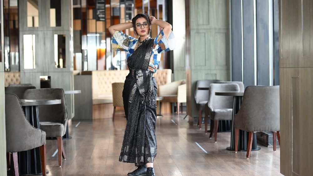 প্রথমটি হল সিল্কের শাড়ি। কালোর উপরে রুপোলি জড়ি দেওয়া। ব্লাউজ হিসেবে স্বস্তিকা নিজের লুজ ফিটেড একটি জামা গায়ে দিয়েছিলেন। সঙ্গে ছিল ‘রঙ্গিলী’-র গয়না। গলায় ভারী হার, নাকে নথ, আঙুলে আংটি, কোমরে বন্ধনী।