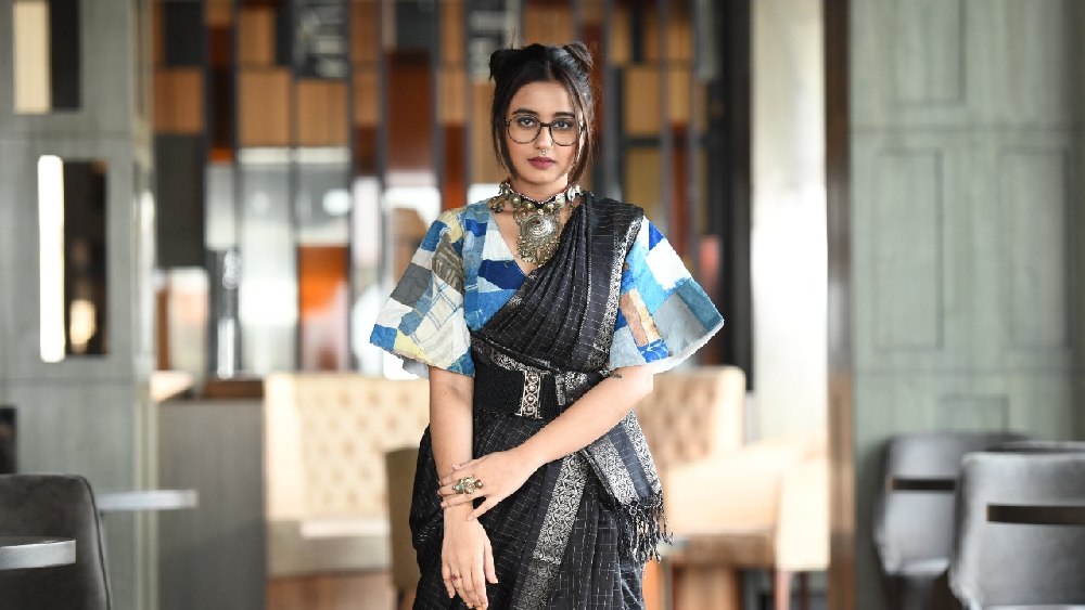 দ্বিতীয় সাজে স্বস্তিকার শরীরে খেলে গেল অষ্টমীর হাওয়া। গায়ে  লাল পাড় সাদা শাড়ি। সোনালি জড়ি দেওয়া কোরা সিল্ক। তার সঙ্গে ‘পরমা’-র গাঢ় লাল ব্লাউজ। ‘আর্থামেন্টস’-এর গয়নায় সাজানো হয়েছিল স্বস্তিকাকে। এক হাতে দু’টি বালা, কানে দুল, আঙুলে আংটি।