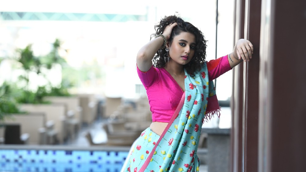 কেশসজ্জার ক্ষেত্রেও নতুনত্ব আনা হয়েছে সাজে। কোথাও তাঁর মাথার পিছনে দু’টি খোঁপা করে মাথার সামনে থেকে অল্প কয়েক গাছি চুল খুলে রাখা হয়েছে। কোথাও সাবেকি কায়দায় একটি খোঁপা করে জবা ফুল দেওয়া হয়েছে। কোথাও আবার কোঁকড়ানো চুলে দেখা দিয়েছেন স্বস্তিকা।