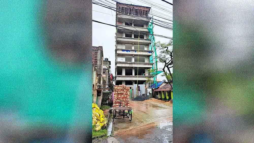 ওলাবিবিতলায় নিয়ম না মেনে তৈরি হচ্ছে বহুতল।