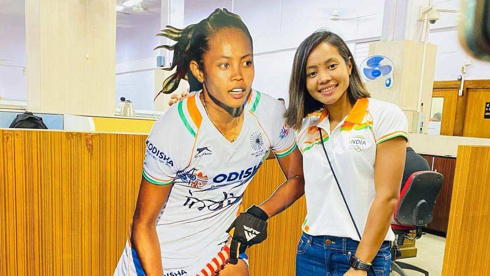 তিনি মুম্বই স্টেশনের টিকিট কালেক্টর। তবে তাঁর আরও বড় পরিচয় রয়েছে। যে পরিচয়ের জেরেই রেলের এই চাকরিটি পেয়েছেন তিনি। তিনি সুশীলা চানু। রিও অলিম্পিক্স-এ মহিলা হকিতে ভারতের প্রতিনিধিত্ব করেছিলেন তিনিই।