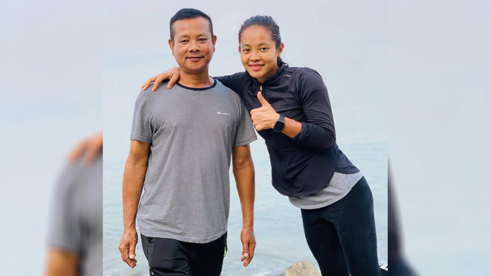 মাত্র ১১ বছর বয়সে হকি স্টিক হাতে তুলে নিয়েছিলেন সুশীলা। কাকার অনুপ্রেরণাতেই তিনি ২০০২ সালে মণিপুরের এক নামজাদা হকি অ্যাকাডেমিতে ভর্তি হয়েছিলেন।