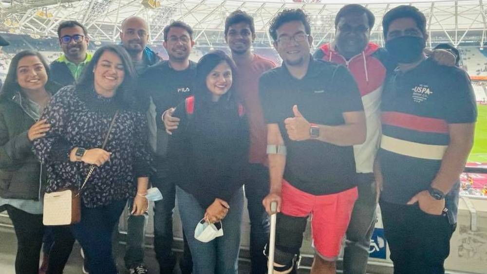 ম্যাঞ্চেস্টার ইউনাইটেডের বাঙালি সমর্থকদের সঙ্গে সৌম্য 