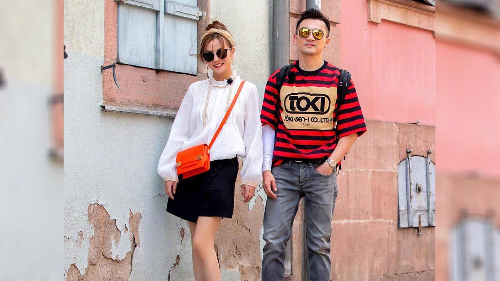 ২০১৮ সালে সাংহাই স্টক এক্সচেঞ্জ ঝাও এবং তাঁর স্বামীকে পাঁচ বছরের জন্য নিষিদ্ধ করে দেয়। জনপ্রিয়তার শিখরে থাকা ঝাও সারা দেশে তত দিনে ক্রমে সমস্ত খ্যাতি হারিয়ে ফেলেছিলেন। অনুরাগীর সংখ্যাও প্রায় শূন্যে এসে দাঁড়িয়েছিল তাঁর। কিন্তু তখনও অনেক চমক বাকি ছিল ঝাওয়ের জীবনে।