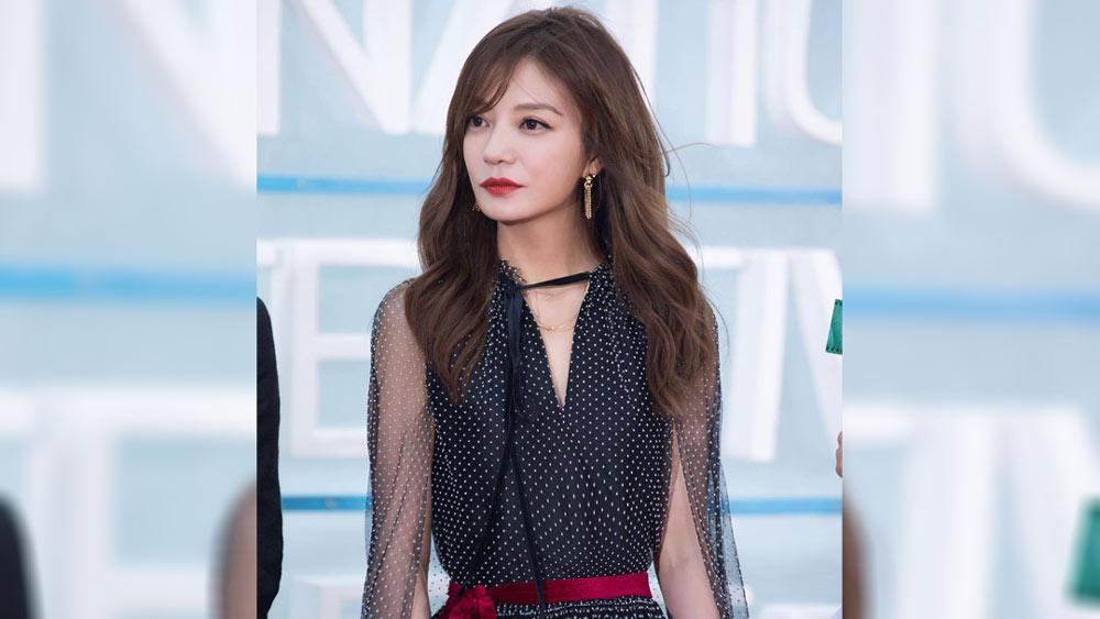 ২০০৪ সালে আরও এক বিতর্ক দানা বাঁধে তাঁকে ঘিরে। তাঁর ব্যবসার সঙ্গী ঝোও শুই তাঁর বিরুদ্ধে মারধরের অভিযোগ আনেন। বেজিংয়ে তাঁদের যৌথ পানশালা ছিল। এই ঘটনার পর সাধারণ মানুষ পুরোপুরি ঝাওয়ের বিপক্ষে চলে যায়। ঝাওকে নিষিদ্ধ করার আহ্বান উঠতে শুরু করে দেশ জুড়ে। পরে যদিও ঝোও শুইয়ের অভিযোগ সম্পূর্ণ মিথ্যা প্রমাণিত হয়েছিল। কিন্তু তা সত্ত্বেও সাধারণ মানুষের কাছে নিজের গ্রহণযোগ্যতা ফিরে পাননি ঝাও।