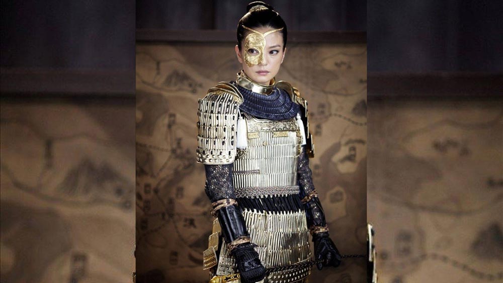 সাংহাইয়ে একটি অভিনয় শেখানোর স্কুলে ভর্তি হন। ১৯৯৭ সালে প্রযোজক শিয়াং ইয়াও-এর টিভি সিরিজ ‘মাই ফেয়ার প্রিন্সেস’-এ অভিনয়ের দৌলতেই তুমুল জনপ্রিয়তা অর্জন করেছিলেন তিনি। ধীরে ধীরে চিনের সবচেয়ে বেশি পারিশ্রমিক নেওয়া অভিনেত্রী হয়ে ওঠেন। চিনের প্রথম সারির ধনকুবেরও তিনি।