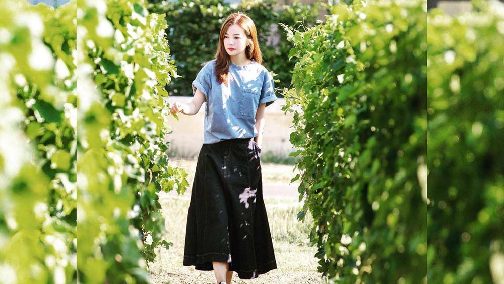 ১৯৯৩ সালে স্কুলে পড়ার সময় পরিচালক হুয়াং শুকিন ‘এ সোল হন্টেড বাই পেন্টিং’ ছবির জন্য তাঁকে প্রস্তাব দেন। সেই থেকেই অভিনয়ের প্রতি ভালবাসা তৈরি হয় ঝাওয়ের। স্নাতক হওয়ার পর তাই স্কুলের নিশ্চিত চাকরি ছেড়ে অভিনেত্রী হতে চলে যান।