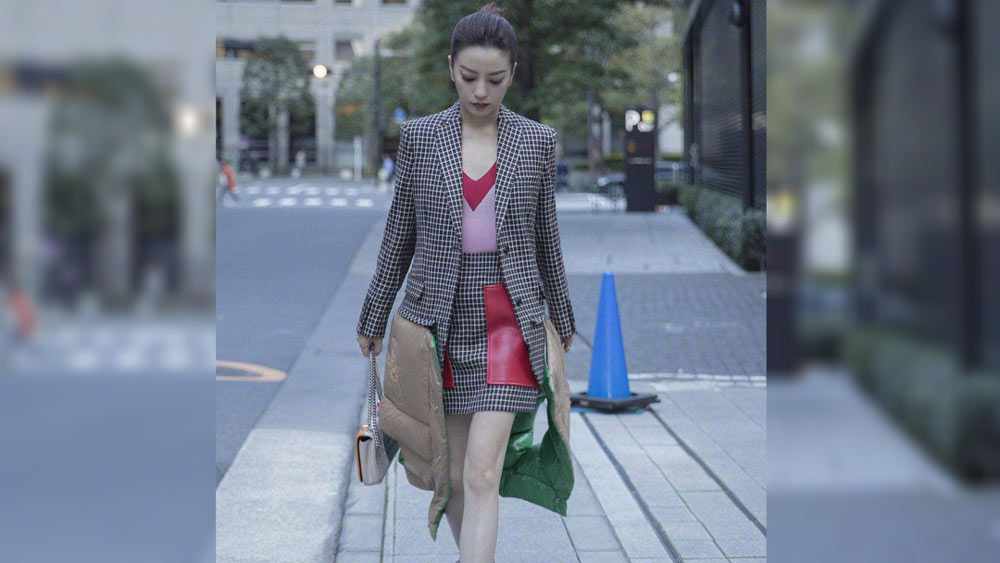 ঝাওয়ের জন্ম আনহুইয়ের উহুতে। বাবা ইঞ্জিনিয়ার। মা ছিলেন প্রাথমিক স্কুলের শিক্ষিকা। ছোট থেকে নিজের পরিচিত বৃত্তের মধ্যে থেকেই বড় হয়েছেন ঝাও। উহুর স্কুলেই পড়াশোনা করেছেন।