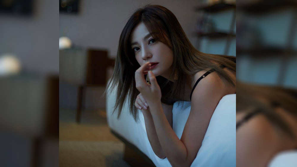 চিনের নেটমাধ্যমে তাঁর কোনও অ্যাকাউন্ট নেই। চিনে ইন্টারনেটে হাজার খুঁজলেও তাঁর সম্পর্কে কোনও তথ্য মিলবে না। এমনকি রাস্তায় রাস্তায় তাঁর ছবি দেওয়া বিজ্ঞাপনও রাতারাতি উধাও।