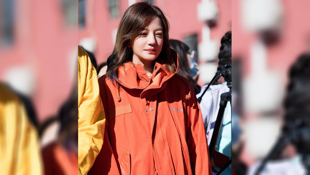 ঝাও ওয়েই। ভিকি ঝাও নামেও পরিচিত তিনি। চিনের প্রথম সারির ধনকুবেরদের সঙ্গে একই সারিতে উচ্চারিত হত এই জনপ্রিয় অভিনেত্রীর নাম। এখন নিজের জন্মভূমিতেই অস্তিত্বহীন হয়ে রয়ে গিয়েছেন ঝাও। রাতারাতি চিনে কাটানো তাঁর ৪৫টি বছর মুছে গিয়েছে।