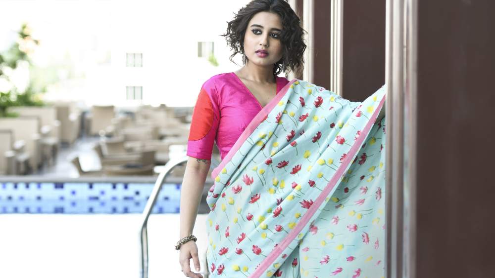 স্যান্ডউইচ, কফি, ফিশ অ্যান্ড চিপস দিয়ে গোটা দিনের পেটপুজো সারার মাঝেই নাকছাবি হারিয়ে গেল স্বস্তিকার। সুইমিং পুলের পাশে দাঁড়িয়ে ছবি তোলার সময়ে ঘটল অঘটন। নাকছাবি হলুদ বন ছেড়ে জলের কাছে হারিয়ে গেল!