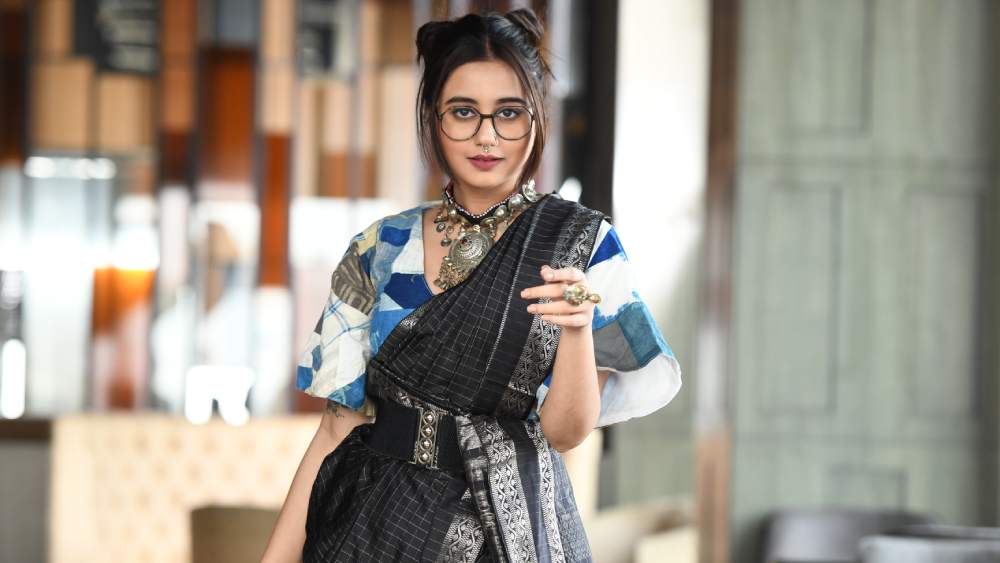 দেবত্রী তাঁর ভাবনা নিয়ে বলতে গিয়ে বললেন, ‘‘পুজোতে লাল পাড় সাদা শাড়ি সবাই পরেন। কিন্তু এই শাড়িটি কেবলমাত্র পুজোর আমেজ নয় বরং যে কোনও অনুষ্ঠানে যাওয়ার জন্য মানানসই। অন্যদিকে কালো রঙ সব কিছুর সঙ্গেই ভাল লাগে। স্বস্তিকাকে সেই কালো শাড়িতেই অন্য ভাবে দেখতে চেয়েছিলাম। রং বেরঙের শাড়ি পরিয়ে স্বস্তিকার মতো এই প্রজন্মের সমস্ত মহিলার রঙিন সত্তাকে তুলে ধরতে চেয়েছি।’’