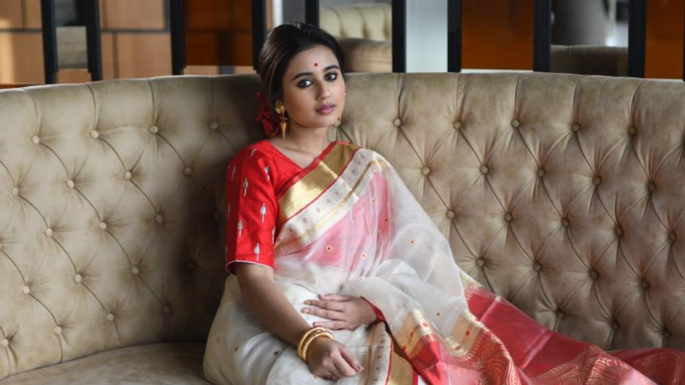 স্বস্তিকার হাসিতে প্রেমের ইঙ্গিত। শোভন কী পরে তাঁকে দেখতে চান? প্রশ্ন শুনে লজ্জা পেলেন স্বস্তিকা। একবার বলে উঠলেন, ‘‘এখানে শোভন কেন?’’ প্রশ্ন তো নাছোড়বান্দা। তাই জবাব এল, ‘‘শাড়ি’’।