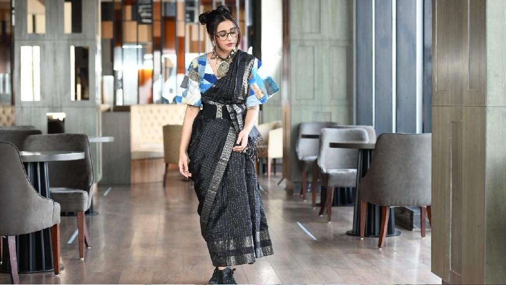 তৃতীয় শাড়িটিতে সব রং এসে মিলে গেল শেষে। সুতির ছাপা শাড়িতে বন্দি হল স্বস্তিকার শরীর। সঙ্গে ‘পরমা’-র ব্লাউজ এবং ‘রঙ্গিলী’-র গয়না। কানে দুল, এক হাতে একটি বালা। 