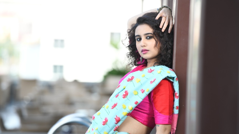 নাকছাবি হারানোর মাঝে স্বস্তিকা পুজোর দিনের কথায় ফিরে গেলেন। পুজোর চারটি দিন কী ভাবে কাটাবেন স্বস্তিকা? প্রেমিক গায়ক শোভন গঙ্গোপাধ্যায়ের সঙ্গে প্রথম পুজো বলে কথা! স্বস্তিকা যদিও সমস্ত জল্পনা উড়িয়ে দিয়ে বললেন, ‘‘আমার জীবনে পরিকল্পনা বলে কিছু নেই। যা হয় হুজুগে হয়। পুজোয় বেরোনোর পরিকল্পনা করিনি আলাদা করে। ভাবছি, শোভন এবং আমি আমাদের বন্ধুবান্ধবদের সঙ্গে সময় কাটাব। যাঁদের বাড়িতে পুজো হয়, সেখানে সেখানে ঢুঁ মারব।’’ শুধুই ঢুঁ? 