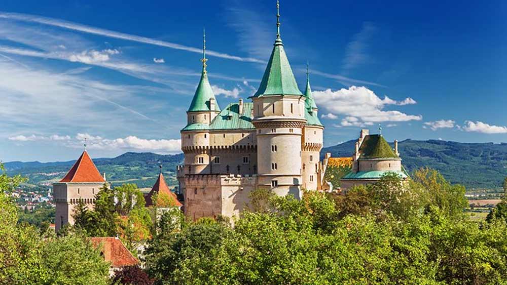 বর্তমান স্লোভাকিয়ায় অবস্থিত ভ্রাবেলে প্রস্তর যুগের ওই গ্রামের সন্ধান পান বিজ্ঞানীরা। গ্রামটিতে অদ্ভুত একটি বৈশিষ্ট্য লক্ষ করেন তাঁরা। দেখেন যে, গ্রামের বাড়িগুলি প্রতিটিই একটু একটু করে বাঁ দিক ঘেঁষে দাঁড়িয়ে রয়েছে।