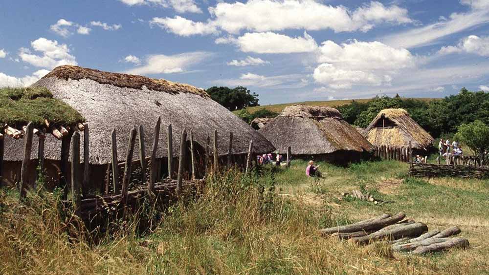 প্রথম বাড়ির পর দ্বিতীয় যে বাড়ি গড়ে তোলা হয়েছিল, সেটি প্রথম বাড়ির সমান্তরাল ভাবে না করে একটু বাঁ দিক ঘেঁষে তৈরি করা হয়েছিল। ঠিক তেমনই তৃতীয় বাড়ি আবার দ্বিতীয় বাড়ির থেকেও একটু বাঁ দিক ঘেঁষা। এ ভাবেই গ্রামের সমস্ত বাড়ি তৈরি করা হয়েছিল।