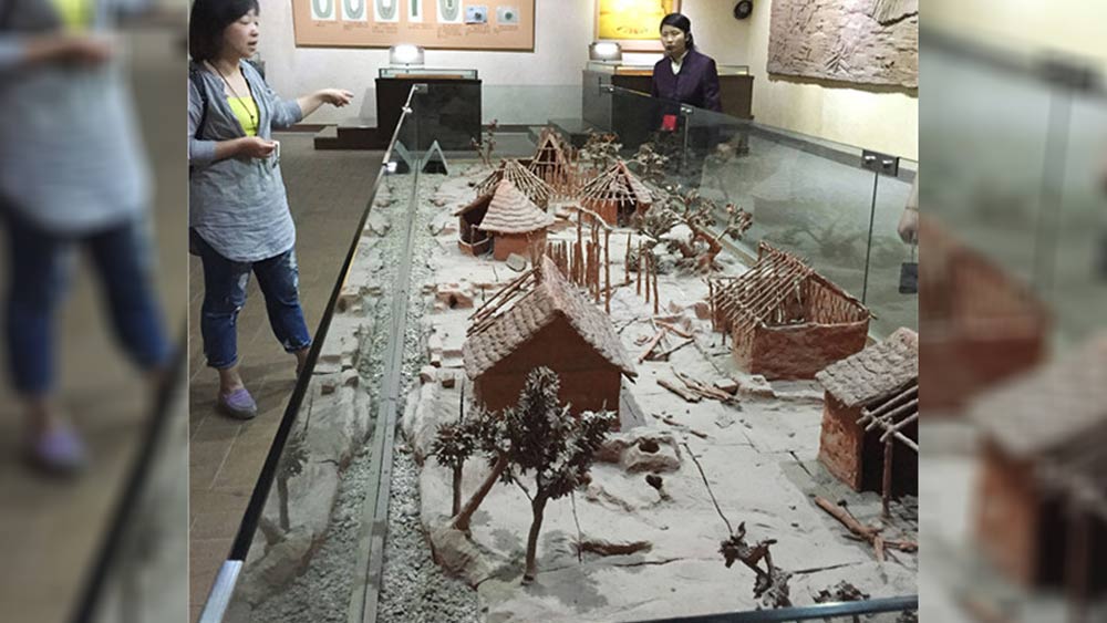 এই বিষয়টিই নাকি ঘটেছিল প্রস্তর যুগে গড়ে ওঠা গ্রামে। প্রথম বাড়ির সঙ্গে ঠিক পিছনে সমান্তরাল ভাবে দ্বিতীয় বাড়ি তৈরি করতে গিয়ে মাঝখান স্থির করতে পারা যায়নি। সামান্য বাঁ দিক ঘেঁষে তৈরি হয় দ্বিতীয় বাড়ি। একই ঘটনা ঘটেছিল তৃতীয়, চতুর্থ এবং পরবর্তীকালে গড়ে ওঠা বাড়িগুলিতে। পরবর্তীকালে প্রযুক্তির উন্নতির সঙ্গে সঙ্গে এই সমস্যায় আর পড়তে হয় না।