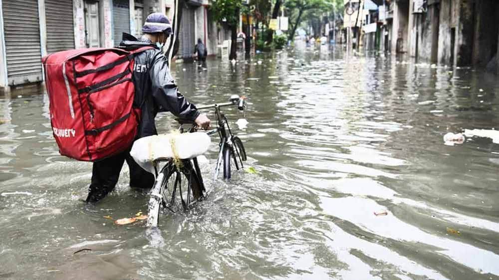 সুকিয়া স্ট্রিটে প্রায় হাঁটুজল ঠেলেই গন্তব্যের পথে। 