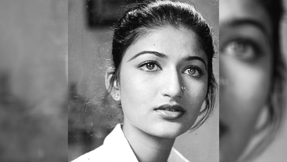 খুব ছোট বয়স থেকেই অভিনয়ে নাম লিখিয়েছিলেন তিনি। মায়ের সৌজন্যে স্টুডিয়োই হয়ে উঠেছিল তাঁর খেলার মাঠ। কখনও স্কুলে যাননি। অথচ অভিনয়-ব্যক্তিত্ব-মানসিকতায় সমসাময়িক অভিনেত্রীদের থেকে অনেকটাই অন্য রকম সারিকা। স্বাধীন এবং দৃঢ়চেতা তিনি। অথচ এই মানুষটিকেই পরবর্তীকালে নিজের উপার্জনের সমস্ত সম্পত্তি খোয়াতে হয়েছিল পরিচারিকার কাছে।