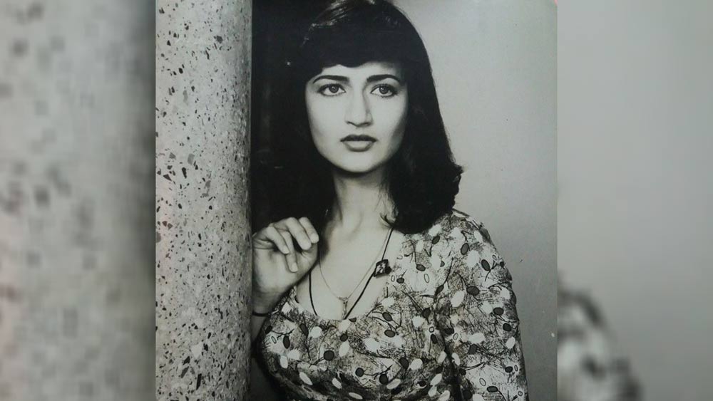 শিশুশিল্পী হিসেবে সারিকার প্রথম ছবি ‘মঝলি দিদি’। ছবিতে মেজদিদির ভূমিকায় অভিনয় করেছিলেন মীনাকুমারী। তাঁর মেয়ে হেমাঙ্গিনীর চরিত্রে অভিনয় করেছিলেন সারিকা। এর পর শিশুশিল্পী হিসাবে একাধিক ছবির প্রস্তাব পেতে শুরু করেন তিনি। শিশুশিল্পী হিসাবে ছেলের চরিত্রেও অভিনয় করেছেন।