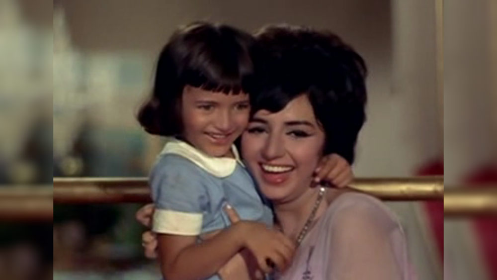 কিন্তু চেহারায় পরিবর্তন আসায় বেশি দিন শিশুশিল্পী হিসাবে কাজ করতে পারেননি তিনি। সারিকা বুঝতে পেরেছিলেন এ বার অন্য চরিত্র খুঁজতে হবে। মাত্র ১৩ বছর বয়সেই নায়িকা হয়ে যান তিনি। ১৯৭৫ সালে রাজশ্রী প্রোডাকশনের মুক্তিপ্রাপ্ত ছবি ‘গীত গাতা চল’-এ সচিনের নায়িকা হয়েছিলেন সারিকা। প্রথম ছবিতেই সচিন-সারিকা হয়ে উঠেছিলেন বলিউডের অন্যতম জনপ্রিয় জুটি।