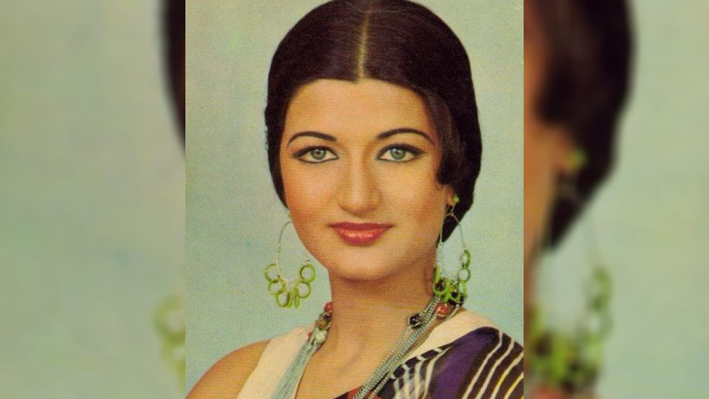 তিনি বলিউডের জনপ্রিয় অভিনেত্রী সারিকা। জন্মগত নাম সারিকা ঠাকুর। শৈশবেই দেখেছিলেন বাবা মায়ের বিচ্ছেদ। স্ত্রী, সন্তানের দায়িত্ব নিতে রাজি ছিলেন না সারিকার বাবা। ফলে সারিকাকে ছোট থেকে অভিনয় শুরু করতে হয়। উপার্জনের চাপেই তিনি কোনও দিন স্কুলে যাওয়ার সুযোগ পাননি।