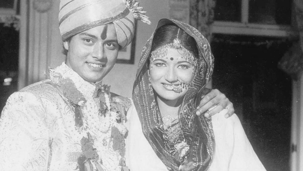 সারিকা তাঁর মায়ের সঙ্গেই থাকতেন। তিনি কোন ছবি করবেন কোনটা নয়, সবই সিদ্ধান্ত নিতেন তাঁর মা। সচিনের সঙ্গে সারিকার সম্পর্ক অত্যন্ত ঘনিষ্ঠ হয়ে উঠেছিল। সারিকা বিয়েও করতে চেয়েছিলেন, কিন্তু মায়ের হস্তক্ষেপে সেটা হয়ে ওঠেনি।