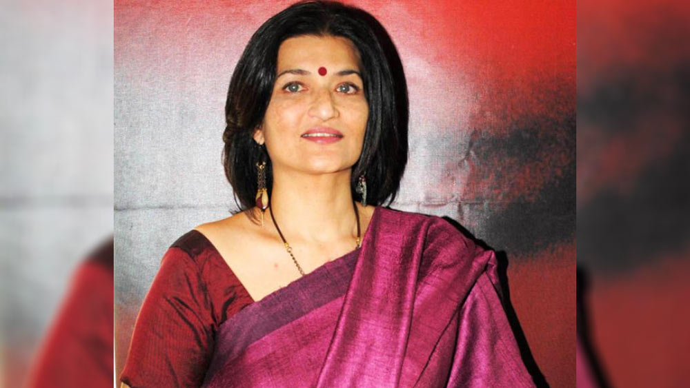 সারিকা তখন এই নিয়ে মাকে কিছুই বলেননি। মায়ের মৃত্যুর পর তিনি ফ্ল্যাটগুলি নিজের অধিকারে নিতে যান, তখন আর এক সমস্যায় পড়েন। জানতে পারেন, সমস্ত সম্পত্তি তাঁর মা এক পরিচারিকার নামে লিখে দিয়েছিলেন। শেষ জীবনে মায়ের দেখভাল করতেন ওই পরিচারিকাই। এ নিয়ে আদালতের দ্বারস্থও হয়েছিলেন সারিকা। কিন্তু কোনও সম্পত্তিই তিনি হাতে পাননি। তাঁর উপার্জনের ওই সমস্ত সম্পত্তি পরিচারিকা নিয়ে নেন।