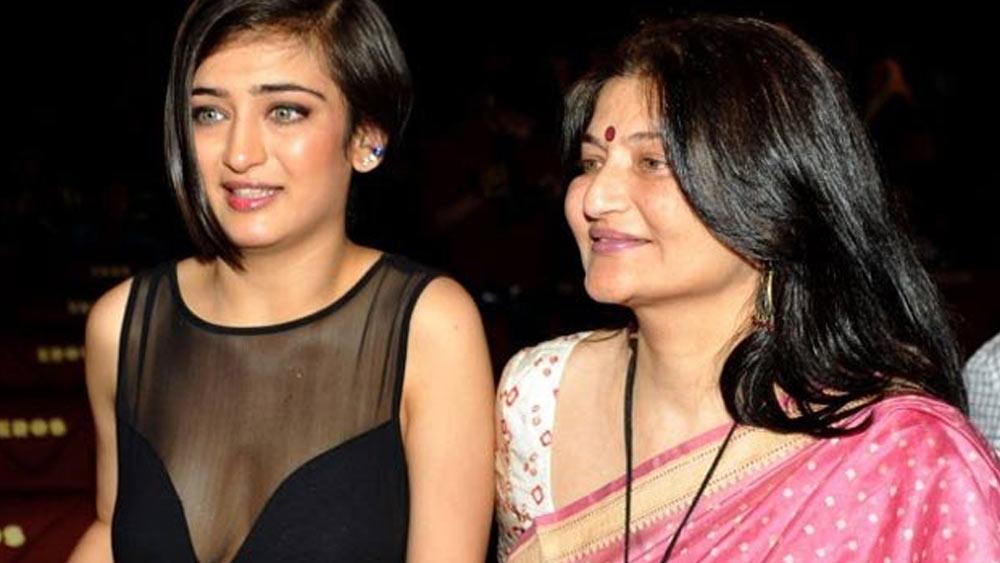 এক বার প্রকাশ্যে অনুরাগীদের সামনেই চড় মেরেছিলেন মেয়ে সারিকাকে। সহ্যের বাঁধ ভেঙে গিয়েছিল সারিকার। ওই দিনই আলাদা থাকার সিদ্ধান্ত নিয়ে নেন তিনি। মাত্র ২১ বছর বয়সে মায়ের ছত্রছায়া থেকে বেরিয়ে একা থাকতে শুরু করেন। কোনও টাকাপয়সা না নিয়ে একবস্ত্রে ঘর ছেড়েছিলেন তিনি। প্রথম কয়েক দিন নিজের গাড়িতে প্রায় ভবঘুরে জীবন কাটিয়ে ধীরে ধীরে থিতু হন একাকী জীবনে।