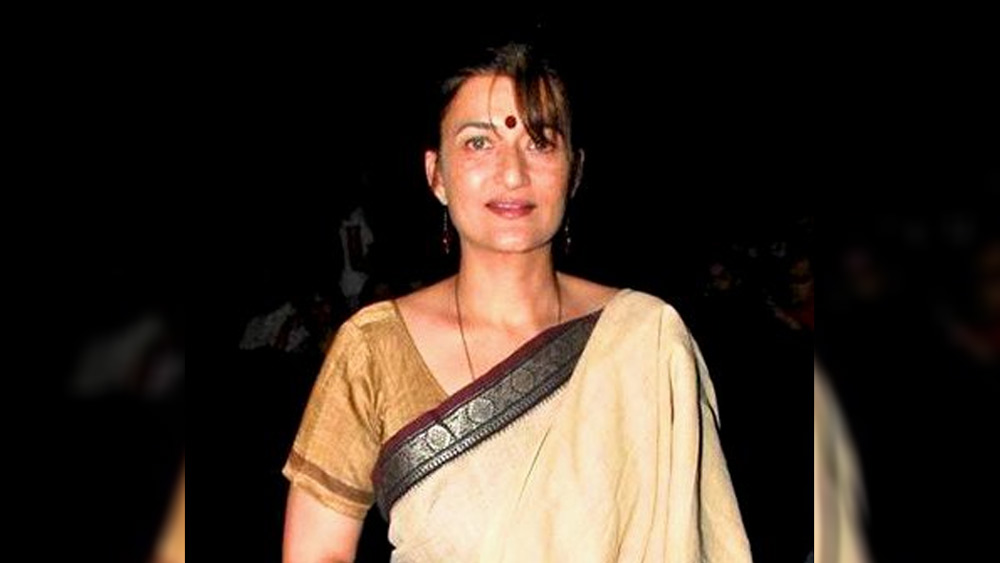 সারিকার জীবন পুরোপুরি মায়ের নিয়ন্ত্রণে চলছিল। যত সময় এগিয়েছে সারিকা কেরিয়ারে আরও উন্নতি করেছেন, আরও জনপ্রিয় হয়ে উঠেছিলেন। প্রচুর টাকাও উপার্জন করেছিলেন তিনি। কিন্তু সবই ছিল মায়ের অধীন।