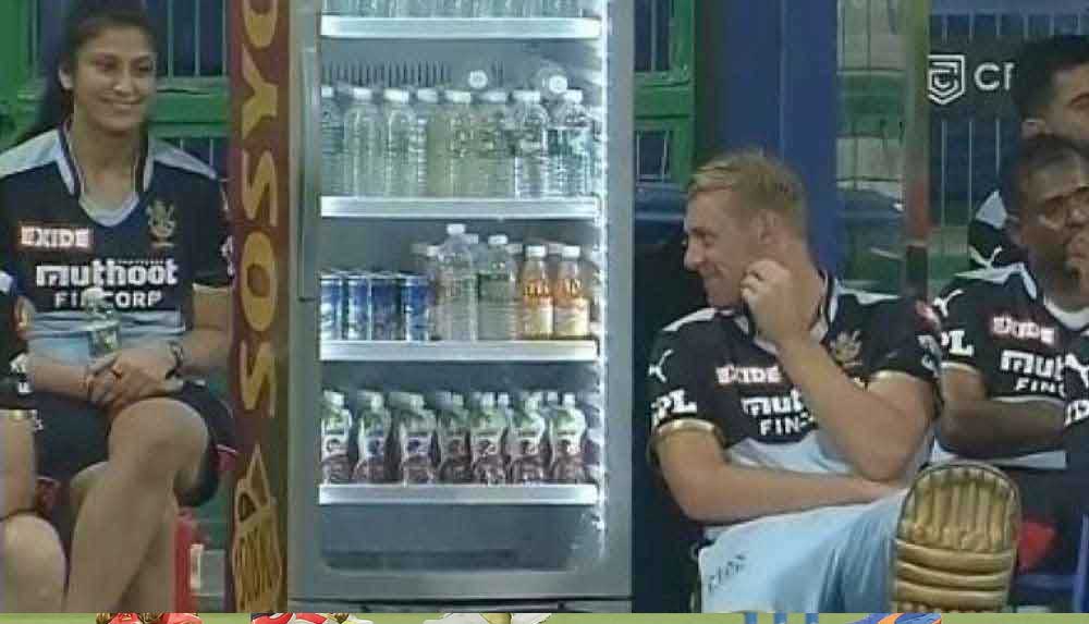 রয়্যাল চ্যালেঞ্জার্স ব্যাঙ্গালোরের এই জোরে বোলারের একটি ছবি ভাইরাল হয়েছে। ছবিতে তিনি একা নন। রয়েছেন নবনীতা গৌতম। দলের ভরাডুবির মধ্যেও তাঁর দিকে তাকিয়ে হাসছেন জেমিসন।